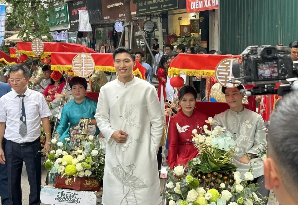 Đoàn Văn Hậu đi siêu xe rước Doãn Hải My 'về dinh'