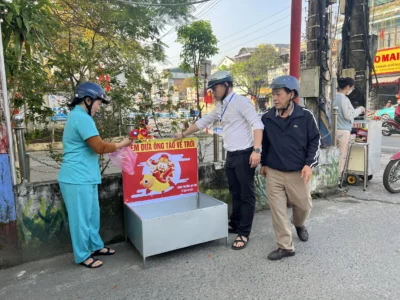 Độc lạ “trạm cá chép siêu tốc” đưa ông Táo về trời