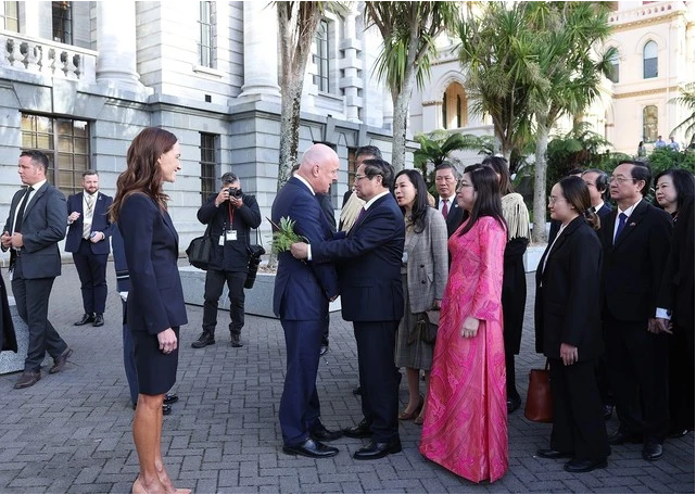 Thủ tướng New Zealand Christopher Luxon nồng ấm chào đón Thủ tướng Phạm Minh Chính và phu nhân