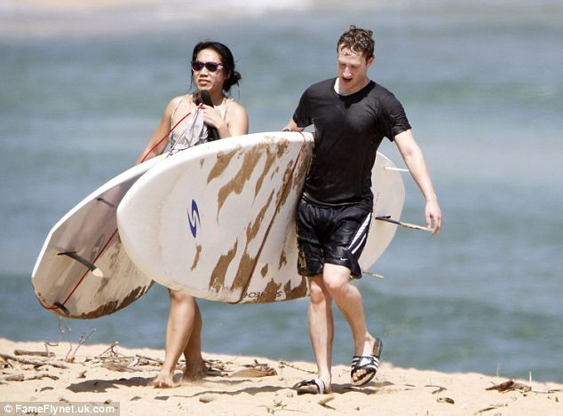 Mark Zuckerberg cùng vợ tại quần đảo Hawaii