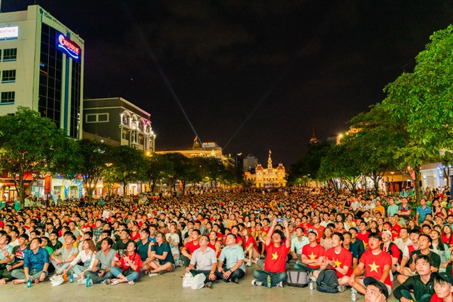 Nguoi Ham Mo Bong Da Tai Pho Di Bo Nguyen Hue trong trận Việt Nam 