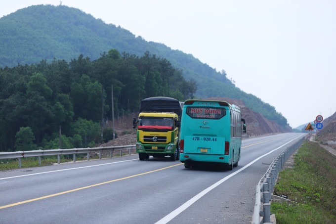 Hai tỉnh không đồng tình cấm xe trên 30 tấn đi cao tốc Cam Lộ - La Sơn
