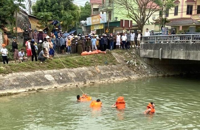 Trêu đùa để lại dép và giấy xin lỗi bố mẹ bên bờ kênh, 3 học sinh làm cả xã tá hỏa đi tìm
