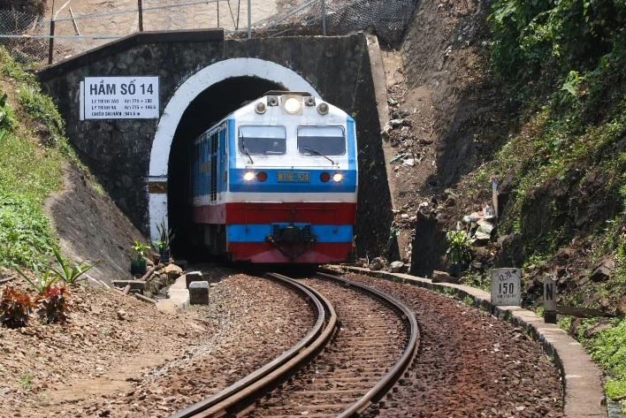 Đường sắt qua đèo Hải Vân, có các hầm số 11, 12 và hầm số 14 đã sử dụng gần 100 năm, kết cấu vỏ hầm chủ yếu bằng bê tông hoặc đá tự nhiên đang bị phong hóa và thấm dột