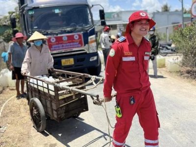 Vượt hàng trăm cây số bất kể ngày đêm đưa nước ngọt đến bà con