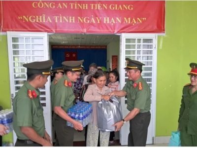 Công an Tiền Giang, Bến Tre vận chuyển nước ngọt cho người dân vùng hạn mặn