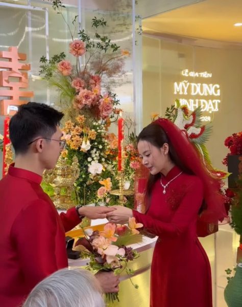 Midu và chồng trao nhẫn, chụp hình ở hôn lễ. Video: Bạn bè Midu cung cấp