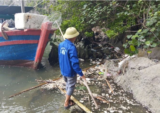 Lực lượng chức năng dùng thuyền đến tận các đảo đá thu dọn phao xốp