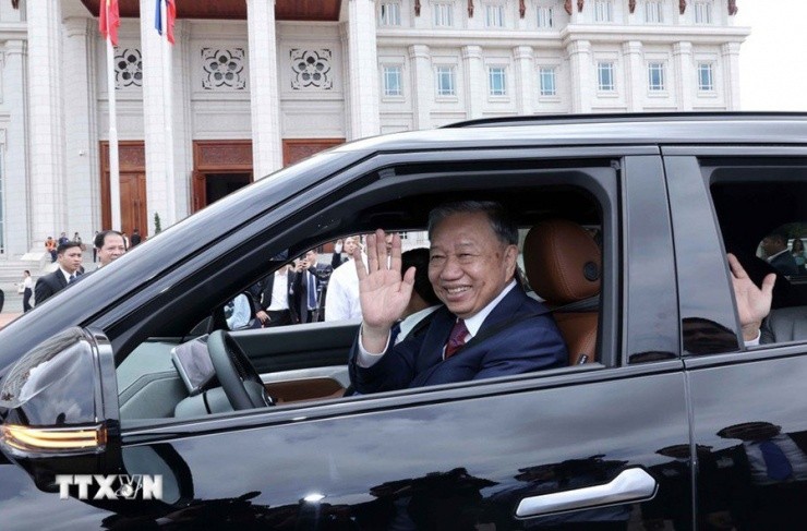 Chủ tịch nước Tô Lâm lái xe điện VinFast chở lãnh đạo Lào và vẫy tay chào từ xe điện VinFast VF9