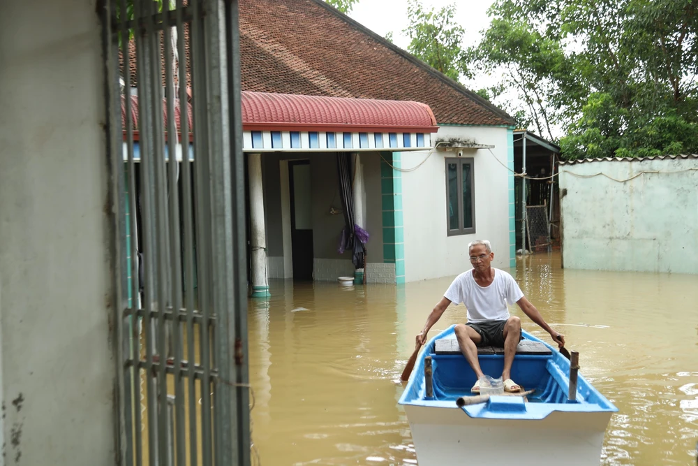 Hà Nội: Mưa lũ tràn đê, nhà cửa bị ngập, người dân chạy lũ
