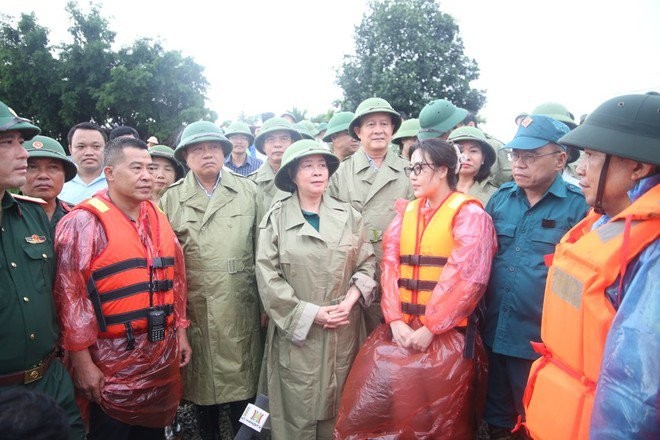 Bí thư Thành ủy Hà Nội thị sát vùng rốn lũ Chương Mỹ và Quốc Oai, nơi hàng nghìn hộ dân bị ngập
