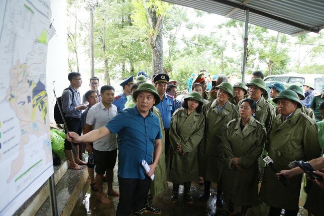 Bí thư Thành ủy Hà Nội thị sát vùng rốn lũ Chương Mỹ và Quốc Oai, nơi hàng nghìn hộ dân bị ngập
