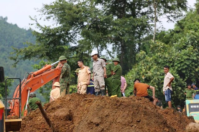 Vụ xe khách bị vùi lấp, 12 người chết: Thượng tá công an nhớ lại hơn 13 giờ 'đào đất tìm sự sống'
