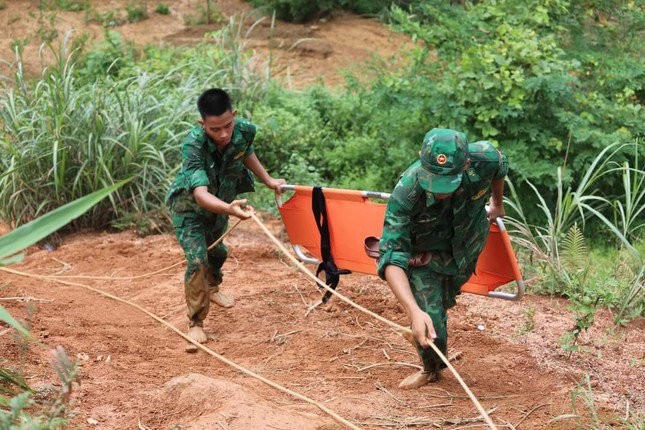 Vụ xe khách bị vùi lấp, 12 người chết: Thượng tá công an nhớ lại hơn 13 giờ 'đào đất tìm sự sống'
