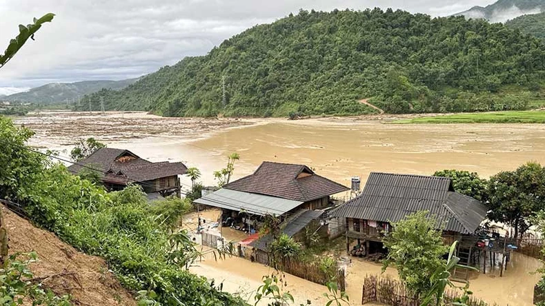 Hàng chục ngôi nhà của người dân bản Lĩnh, bản Mường Pồn 1 (Điện Biên) ngập trong biển nước.