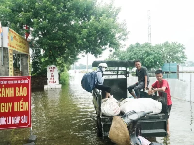 Sông Bùi thuộc các huyện ngoại thành của Hà Nội vẫn ngập trong nước lũ.