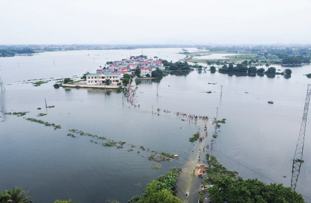 Nước ngập tại khu vực thuộc huyện Quốc Oai, Hà Nội