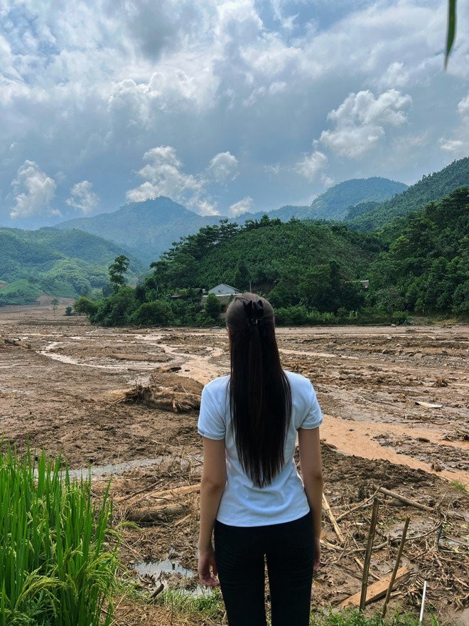 Tại đây, Đỗ Thị Hà cùng đoàn thiện nguyện đã đến hiện trường vụ sạt lở