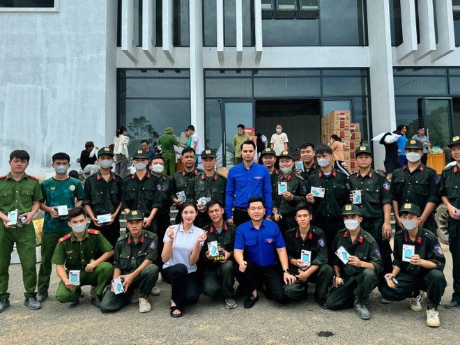 Hoa hậu Đỗ Thị Hà ghé đến Tuyên Quang và hỗ trợ thêm cho bà con nơi đây