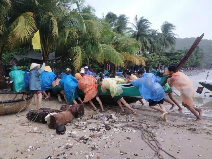 Áp thấp nhiệt đới sắp thành bão số 4: Miền Trung mưa trắng trời, nhà dân tốc mái do dông lốc
