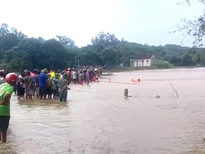 Hai nữ sinh bị lũ cuốn