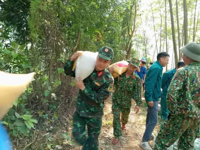 Mở đường công vụ tiếp tế lương thực cho 7.000 người bị cô lập do sạt lở ở Phú Thọ