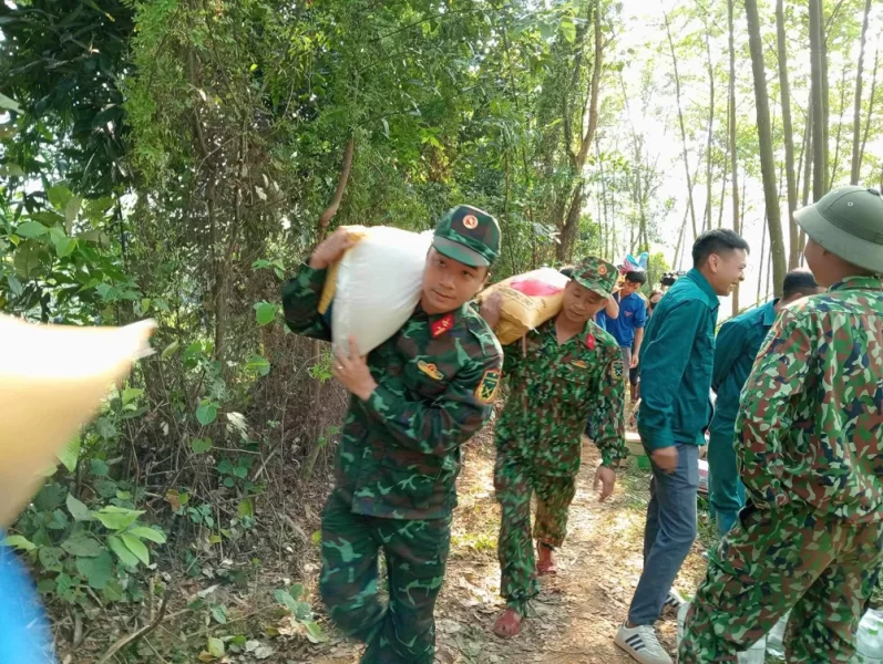 Mở đường công vụ tiếp tế lương thực cho 7.000 người bị cô lập do sạt lở ở Phú Thọ
