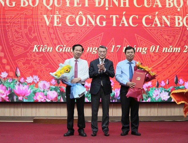 1737121101 Truong Ban To Chuc Trung Uong Le Minh Hung Trao Quyet Dinh Dieu Dong Chi Dinh Ong Nguyen Tien Hai Giu Chuc Bi Thu Tinh Uy Kien Giang 4999 Width640height489