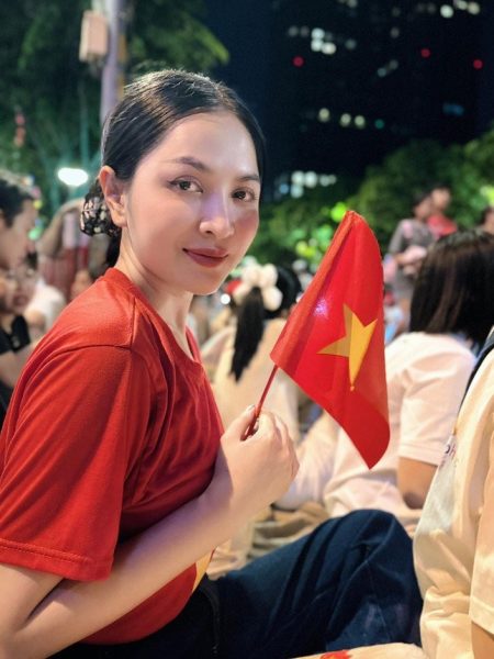Duyên Quỳnh là ca sĩ đầu tiên thể hiện Viết tiếp câu chuyện hòa bình và kiên trì giúp bài hát lan tỏa đến được với khán giả