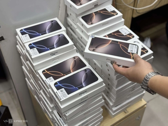 Cửa hàng xếp chồng iPhone 16 series chuẩn bị giao cho người mua vào ngày mở bán năm 2024.