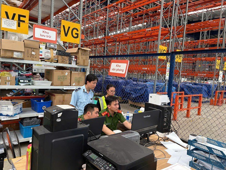 Lực lượng chức năng kiểm tra địa điểm kinh doanh của Công ty Cổ phần Chuỗi cung ứng Thương mại Á Châu